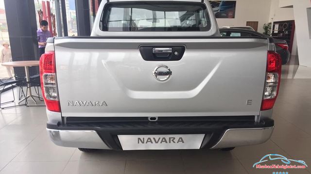 uôi xe Nissan Navara 2.5 MT 2WD hay Nissan Navara E - Nissan Navara 2.5 MT 2WD (E) 2023: Giá xe lăn bánh khuyến mãi, thông số kỹ thuật
